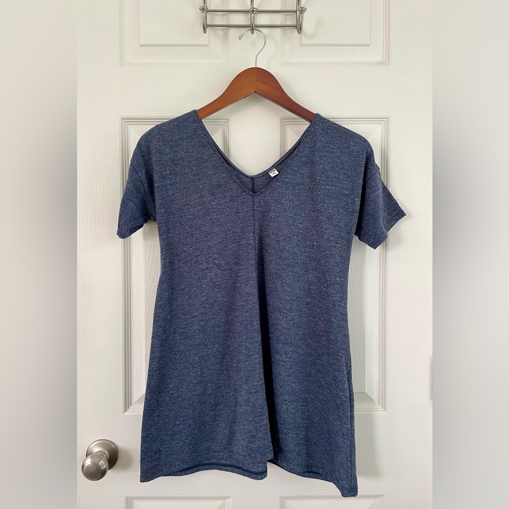 Uniqlo Heathered Blue V-Neck Women's Tee